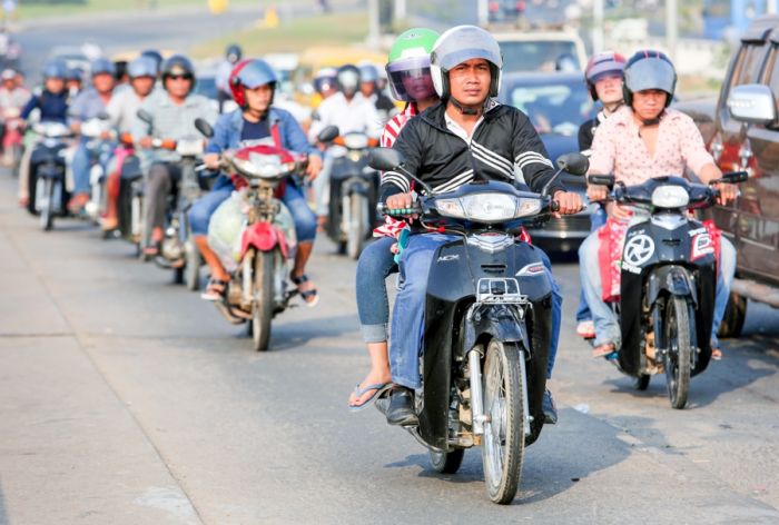 バイク運転時のヘルメット着用を義務化　道路交通法の見直しへ