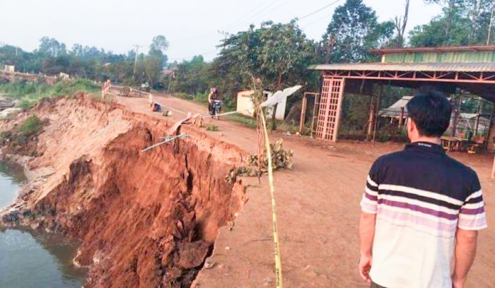 カンダル州からベトナムへ向かう道路が崩壊