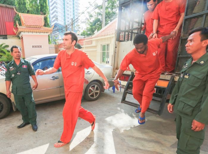 タイから麻薬を持ち運んだ疑いで2人の男を逮捕