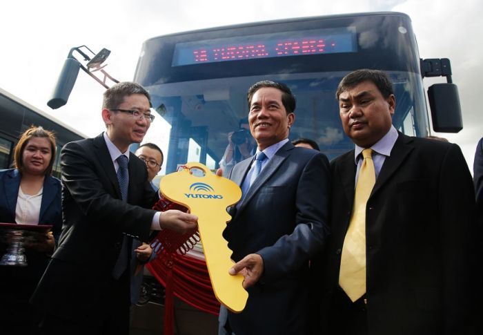 中国がカンボジアへ100台のバスを寄贈　 5つの新しいバス路線、運行開始へ
