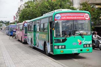 市当局、交通渋滞改善のため都市バスの利用を促進
