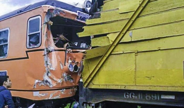 シアヌークビル、トラックが列車と激突し大破する事故が発生