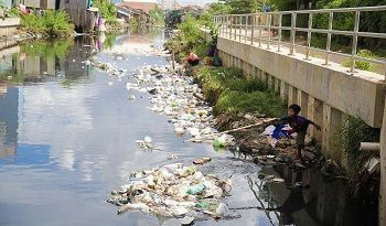 JICA、プノンペンの洪水対策のため排水管の清掃活動を実施