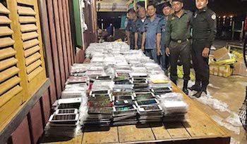 カンボジア軍警察、タイから密輸された2,400台のスマートフォンを押収