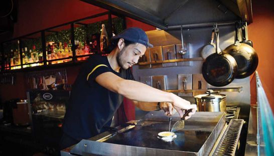 「日本風、パテだけのハンバーガー店」がプノンペンポスト紙で話題