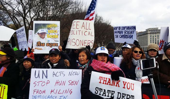 米国でCNRP代表のソカ氏保釈と野党復帰を求めるデモ