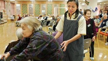 フン・セン首相、日本の介護施設で働くカンボジア人労働者を増加させる方針を明らかに