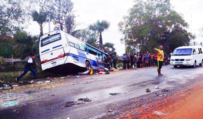 観光バスの事故で5人が死亡、ドイツ人女性観光客も負傷