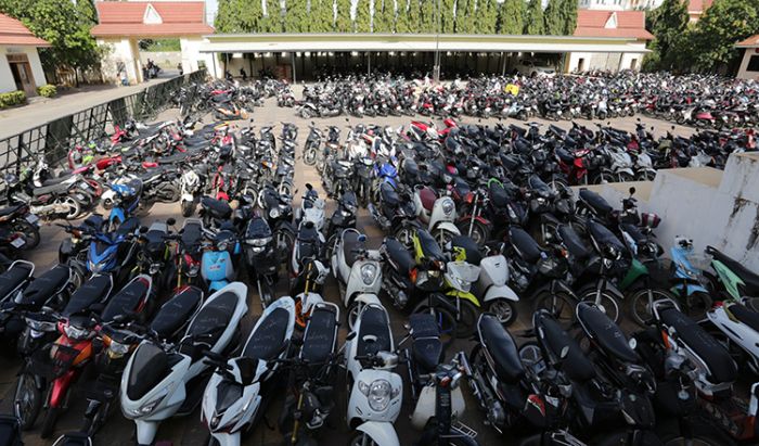 フン・セン首相の交通取り締まり強化の指示で、バイク2,000台が押収