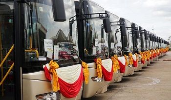 日本政府、プノンペン市に今後2年間でバス140台を寄付