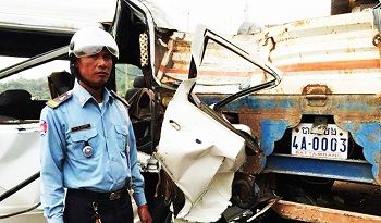 韓国人グループを乗せたバンがトラックに衝突、運転手が死亡