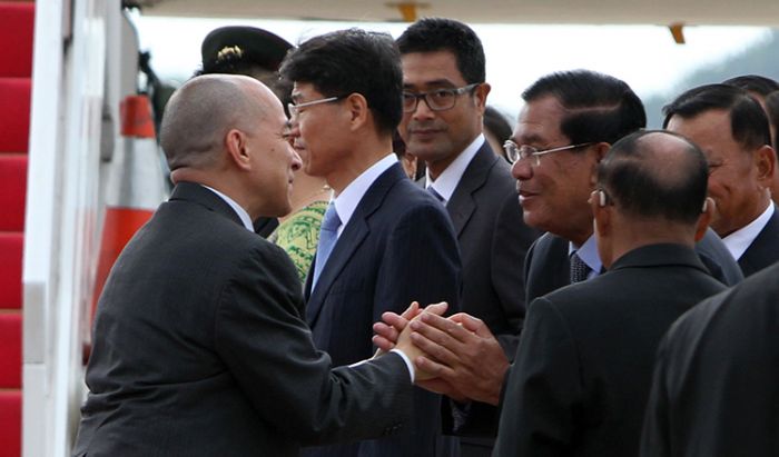 フン・セン首相、カンボジア王の侮辱を罰する法律を制定する意向