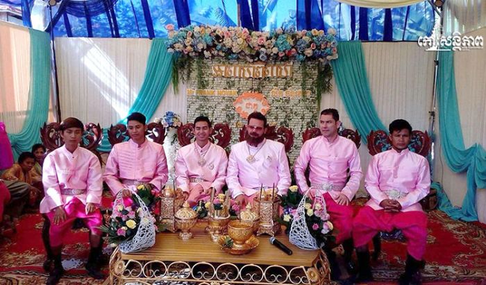 フランス人とカンボジア人の男性同士の結婚式が、警察によって禁止