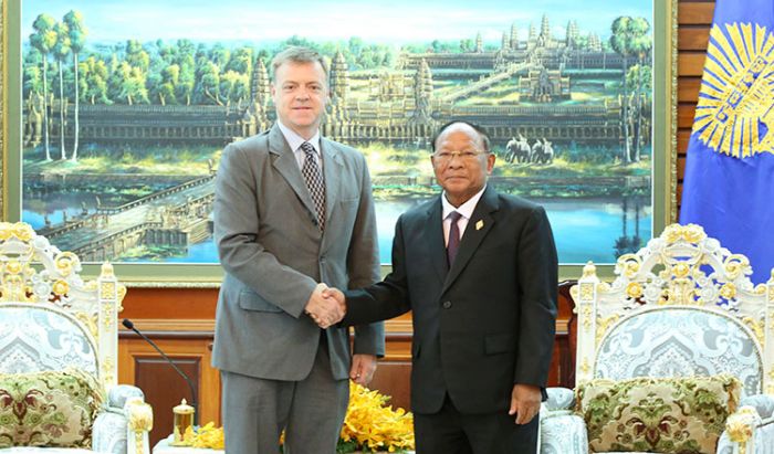 駐カンボジア英国大使、総選挙監視の風説を否定