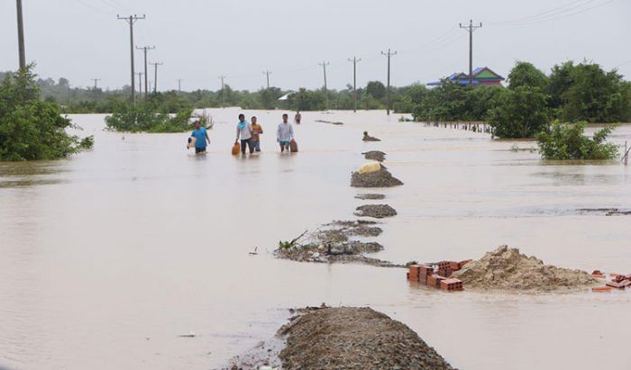 地方都市が洪水で甚大な被害、数千人が避難生活か