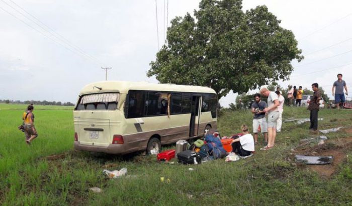 ツアーバスが横転事故、外国人観光客7人負傷