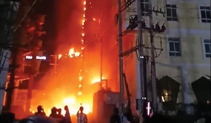 ポイペト市の18階建てカジノで火災、6人負傷