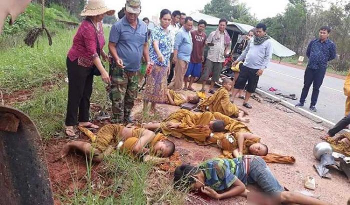 僧侶、交通事故で6名重症、1名死亡