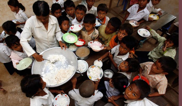 日本、カンボジアの給食プログラムに約3億5000万円を援助