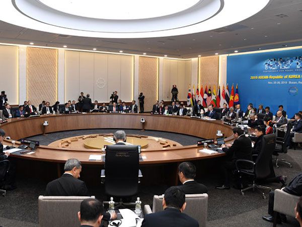 「保護貿易に反対」韓国・ASEANサミット閉幕、カンボジアとの外相会談も