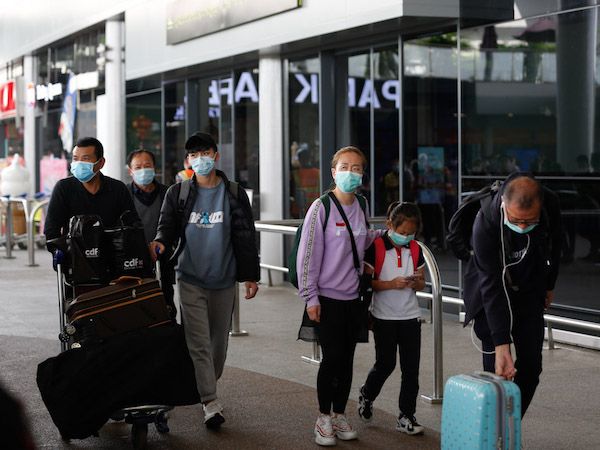 当局、コロナウイルス感染者と同じ飛行機の乗客探す　中国便は運休なし