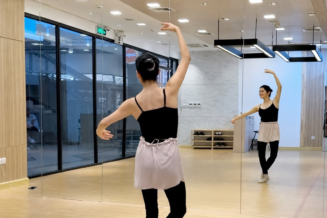大人の女性がビューティーバレエやエクササイズのレッスンを受けている様子