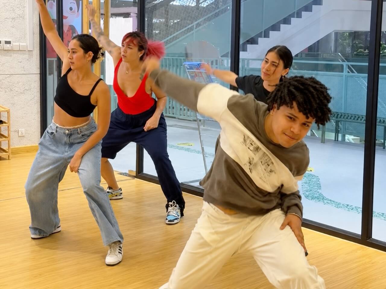 DHSP Dance Academyの明るいスタジオで、生徒とインストラクターが楽しくレッスンしている様子