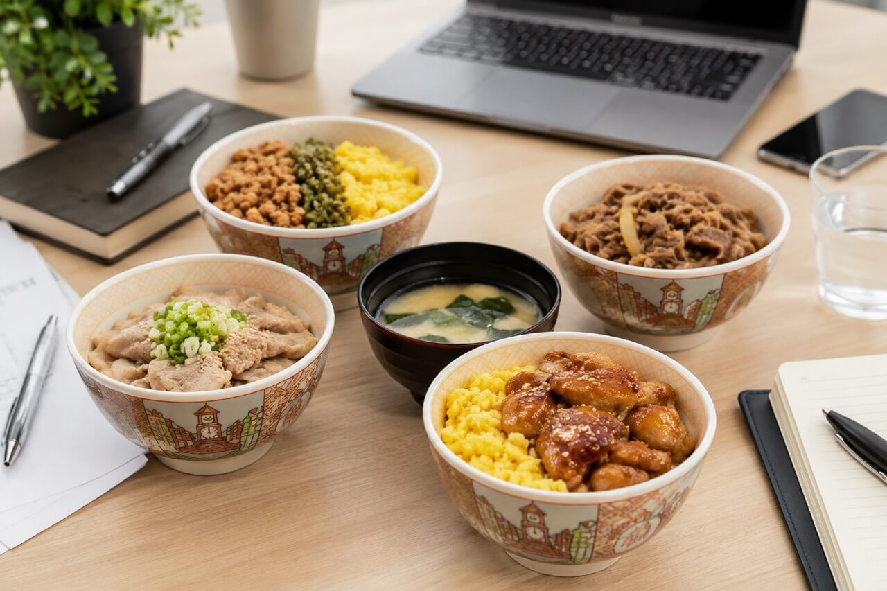 NAP CAFEの料理をオフィスで楽しむ様子