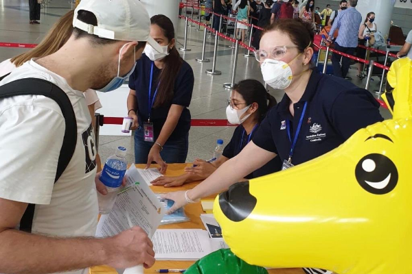 カンボジアに足止めのオーストラリア人が救援便で出国、帰国の途に