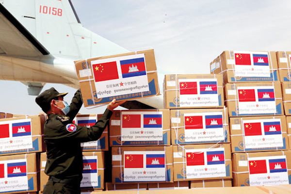 カンボジア、中国から援助の医療品受け取る