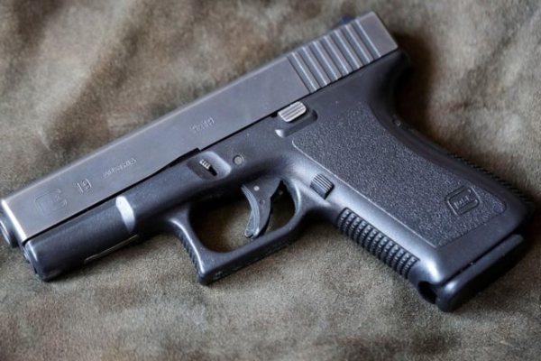 スウェーデン人が銃の違法取引で逮捕、カンボジアに一時居住か