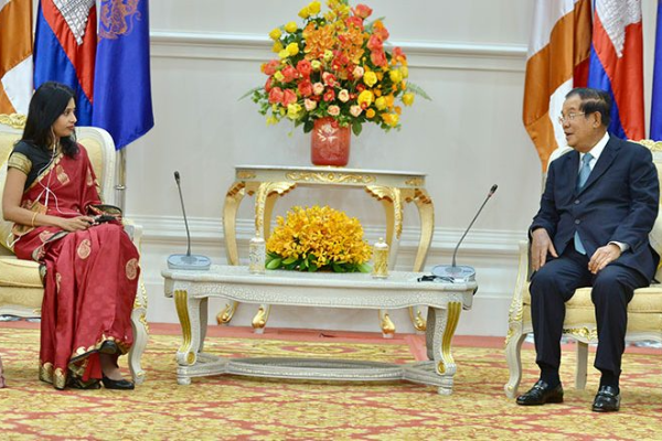カンボジア、インド製ワクチン調達へ　首相がインド大使と会談
