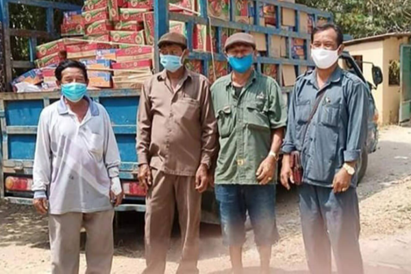 カンボジア在住ベトナム人、食糧支援受ける