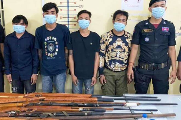 手作り銃で動物狩りか、カンボジアで男性4人を拘束