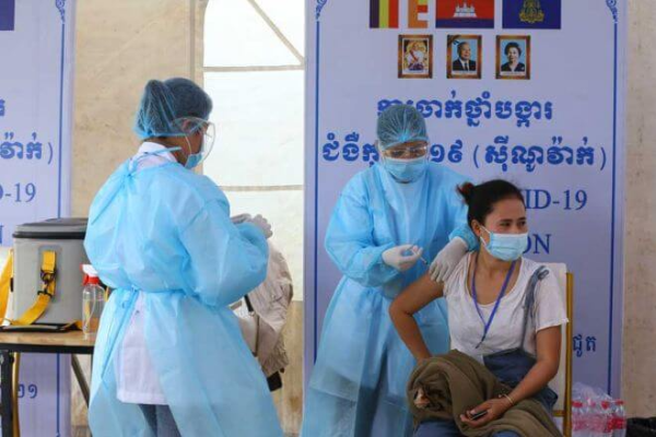 ワクチン接種拒否の公務員を出勤禁止か、首相方針：カンボジア