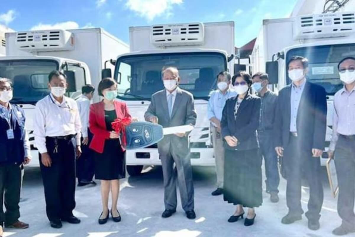 WHO、カンボジアにワクチン保冷輸送車など医療品を寄贈