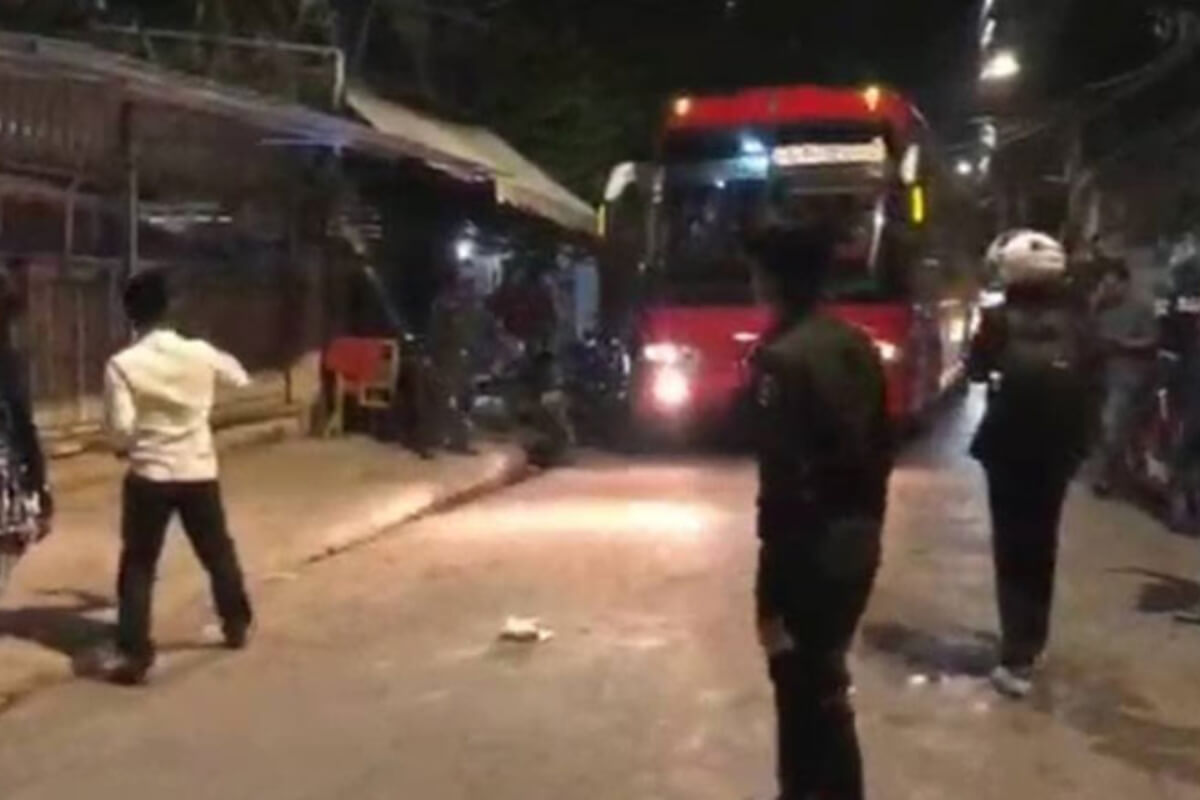 プノンペン：武装した護衛が中国人観光バスを襲撃