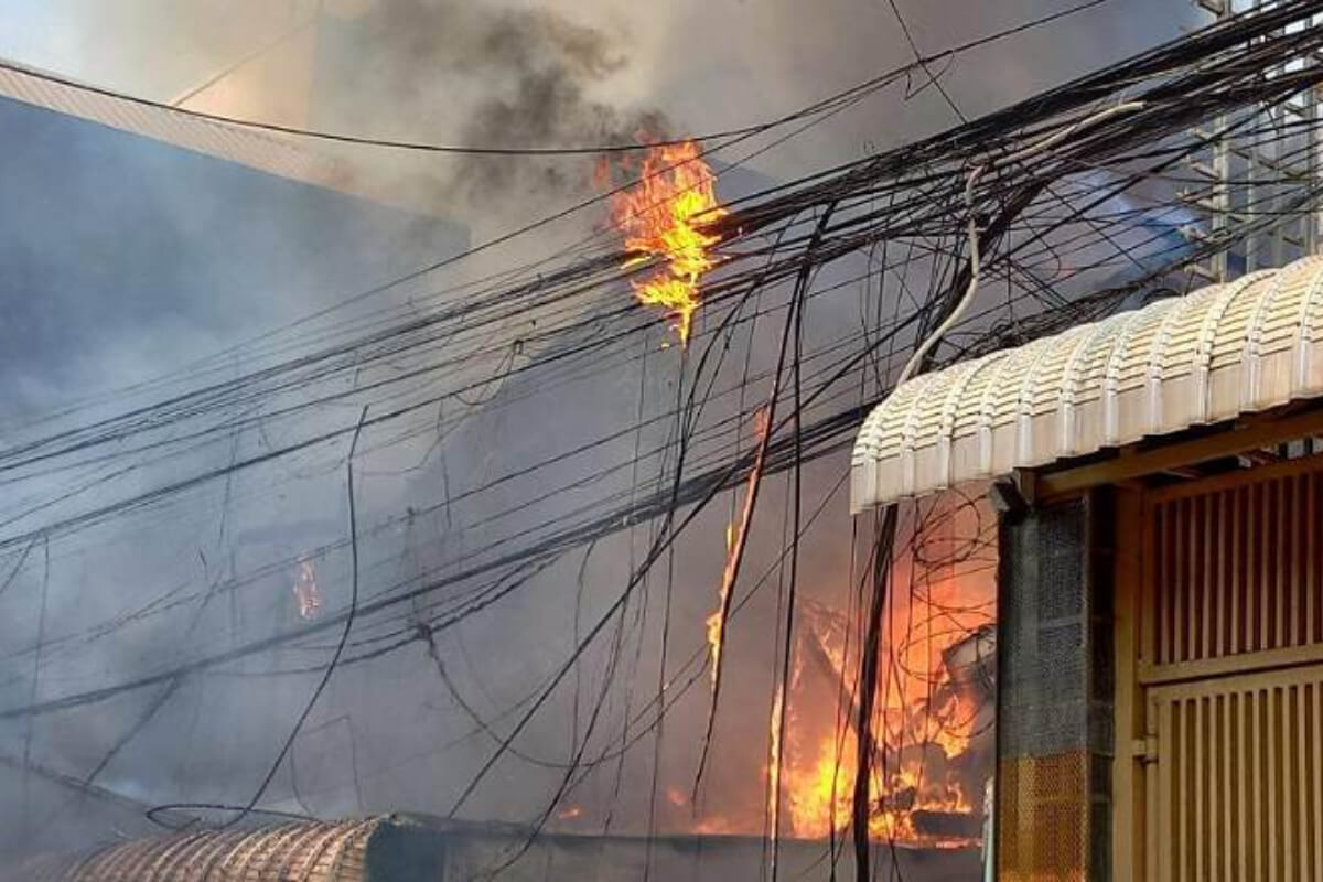 プノンペンで火災、住宅6棟が焼失