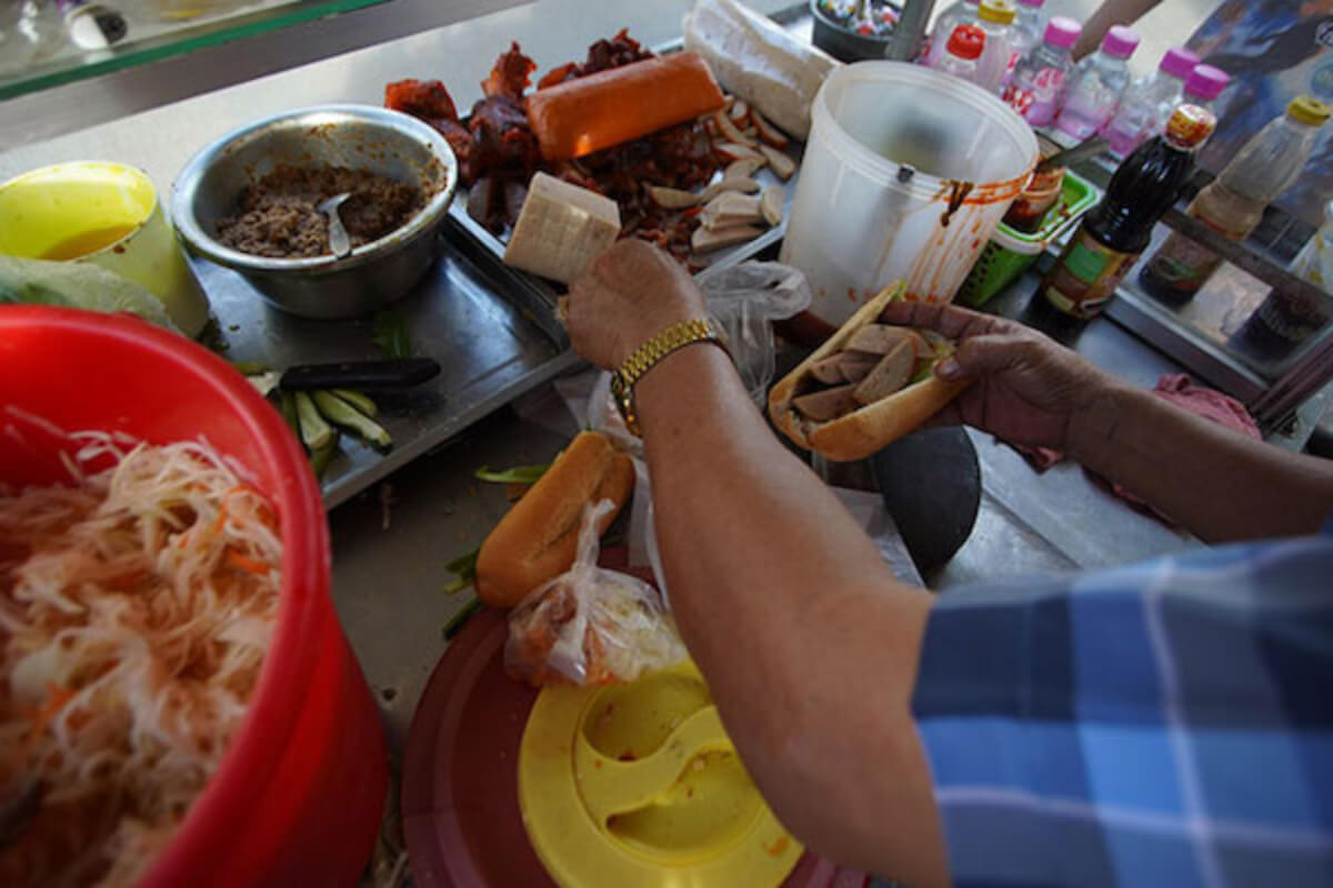 カンボジア政府：2030年までに屋台料理による食中毒の排除目指す