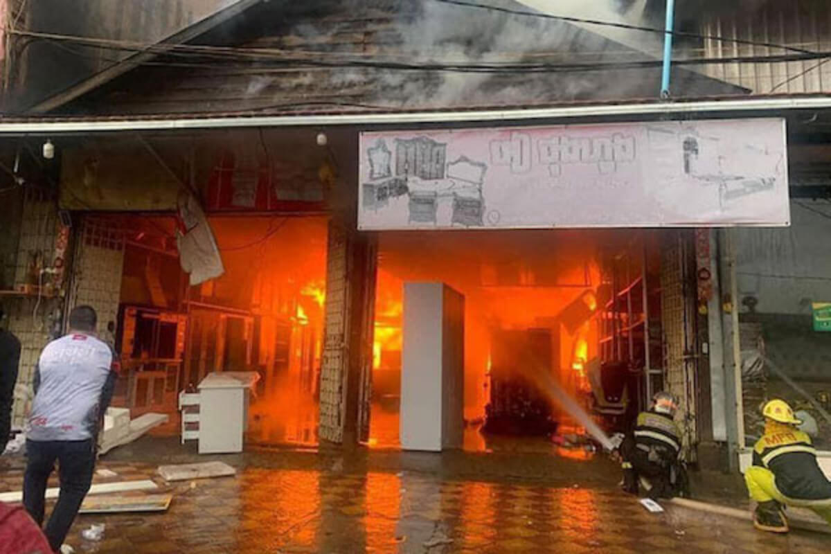 バッタンバン市の中心部で火災発生、住宅18軒が焼損