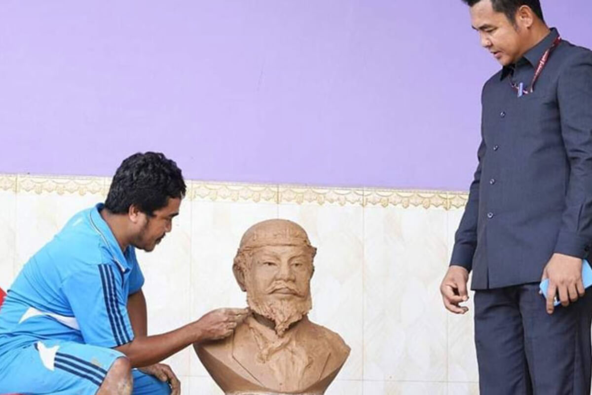 カンボジアの彫刻家、首相像の廃棄を命じられる