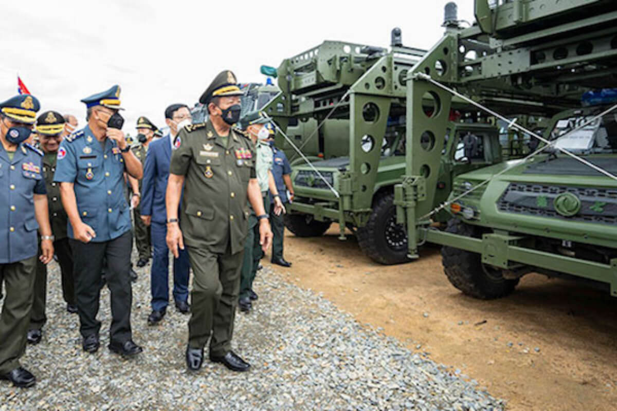 中国、カンボジアへ軍用車両107台と軍事装備を寄贈