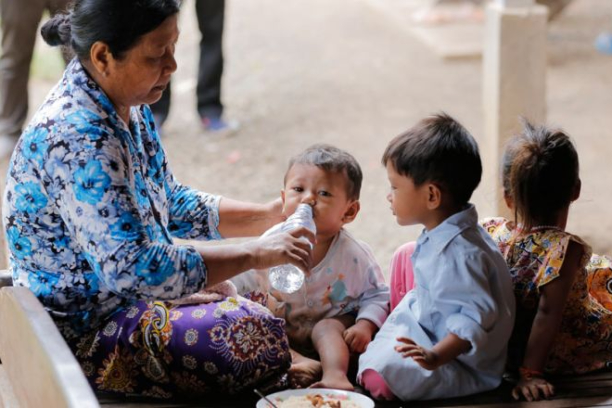 カンボジア、高齢者の3人に1人が親に代わり孫の世話