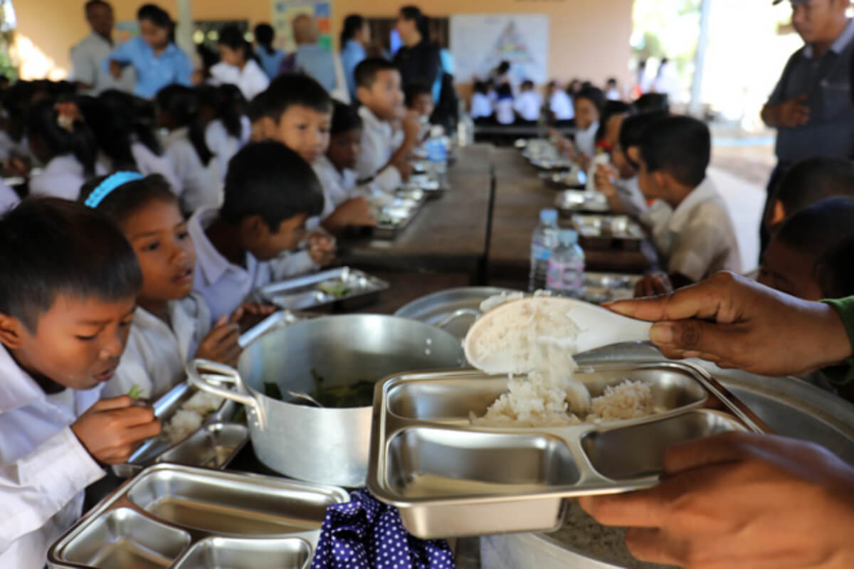 カンボジアの子どもたちの間で不健康な食品の摂取が増加