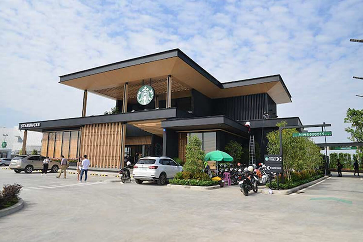 スターバックス、カンボジア初のドライブスルー付き店舗をオープン