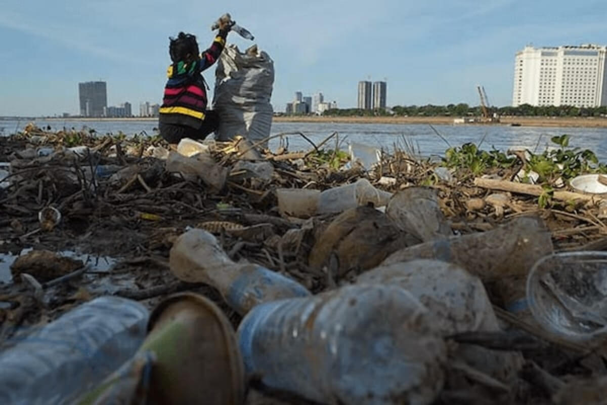 トンレサップ湖のプラスチック汚染、環境保護団体・漁師が警鐘鳴らす