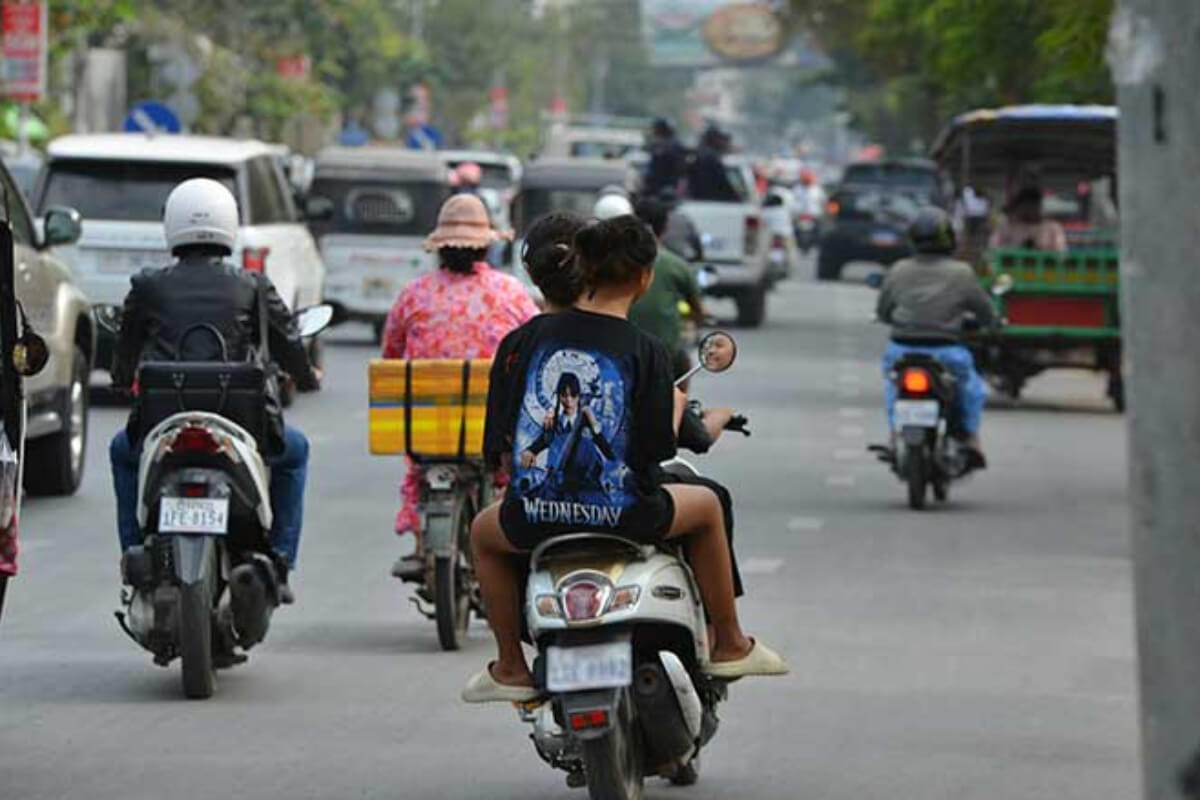 カンボジア、バイクの交通違反者の大半がヘルメット非着用