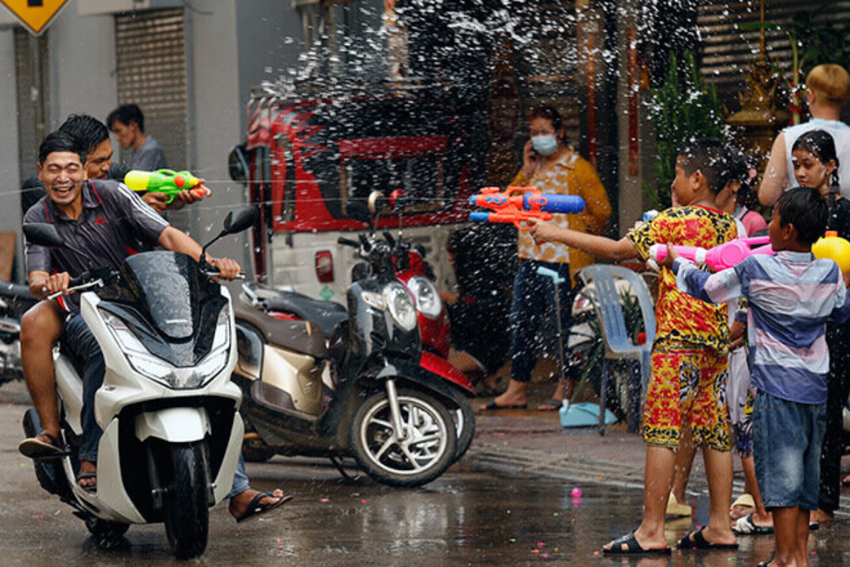 クメール正月の水鉄砲で外国人観光客が目を負傷、首相が禁止求める