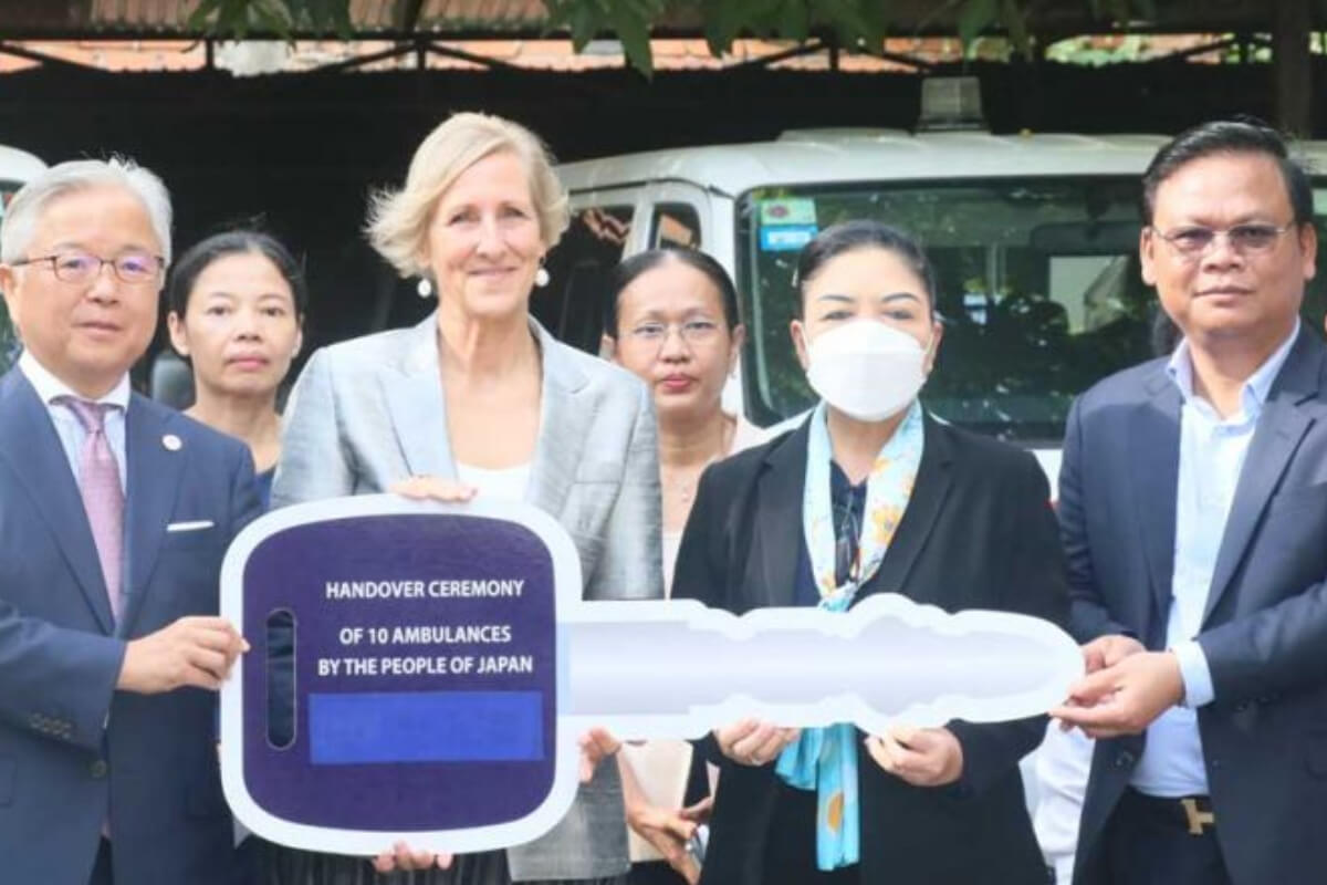 日本、カンボジアへ救急車10台・医療機材を寄贈