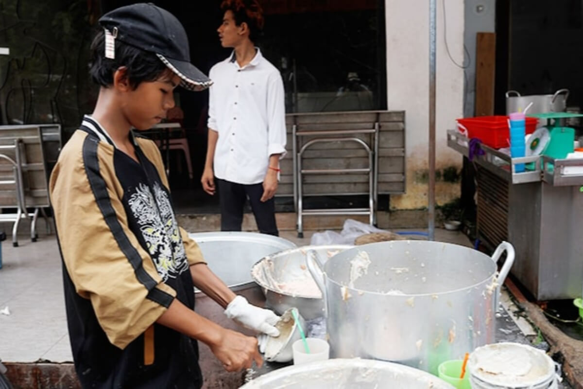 ユニセフ・カンボジア、児童労働の現状に懸念を表明
